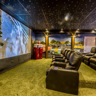 Idée de décoration pour une salle de cinéma tradition fermée avec un mur multicolore, moquette, un écran de projection et un sol vert.