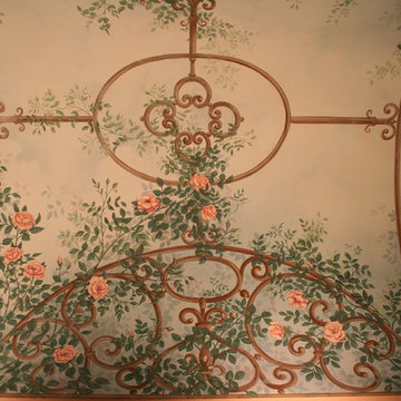 corridoio decorato a trompe l'oeil con roseto