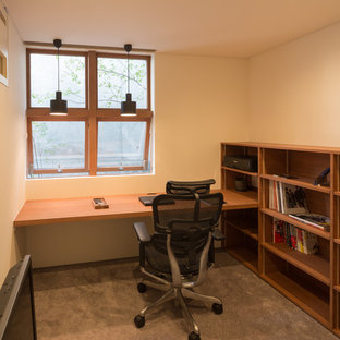 神戸のモダンスタイルのおしゃれな書斎 (白い壁、カーペット敷き、暖炉なし、造り付け机、ベージュの床) の写真