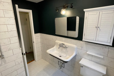 Inspiration for a small timeless bathroom remodel in Detroit