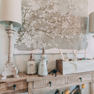 Новый формат декора квартиры: фойе среднего размера в стиле шебби-шик с серыми стенами и темным паркетным полом