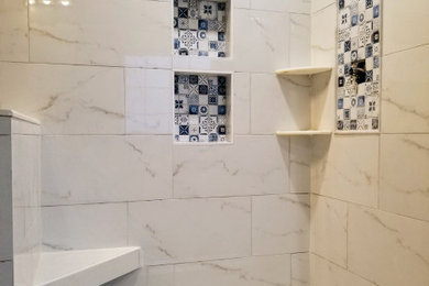 Ejemplo de cuarto de baño principal actual grande con ducha abierta, baldosas y/o azulejos blancos, baldosas y/o azulejos de porcelana, suelo de baldosas tipo guijarro, suelo gris y hornacina