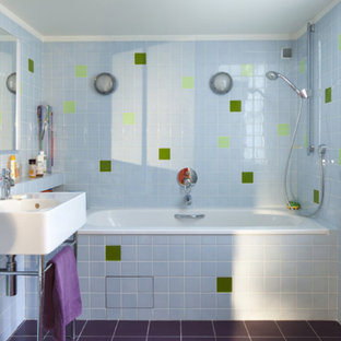 Ispirazione per una stanza da bagno padronale moderna di medie dimensioni con piastrelle blu, piastrelle verdi, piastrelle in terracotta, pavimento in terracotta, pavimento viola e top bianco