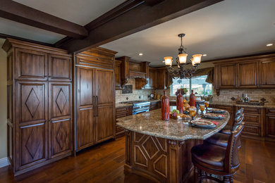 Inspiration for a country kitchen in Orange County.