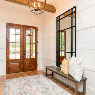 Eingang mit braunem Boden und vertäfelten Wänden Ideen, Design & Bilder