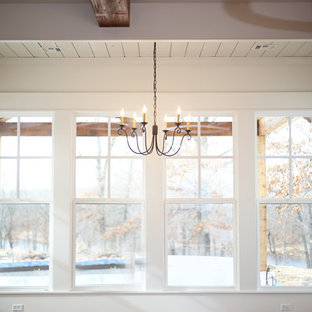 На фото: гостиная-столовая среднего размера в стиле кантри с фиолетовыми стенами и паркетным полом среднего тона без камина с