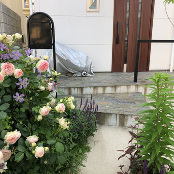 バラの小径のある庭。