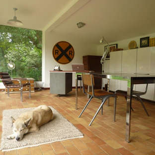 ケンブリッジシャーの小さいモダンスタイルのおしゃれなアトリエ・スタジオ (白い壁、テラコッタタイルの床、自立型机) の写真