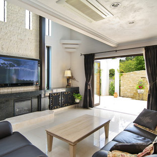 他の地域のヴィクトリアン調のおしゃれなリビング (白い壁、大理石の床、壁掛け型テレビ、白い床) の写真