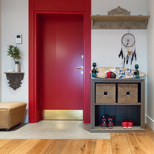 Ejemplo de puerta principal bohemia con paredes blancas, suelo de madera en tonos medios, puerta simple y puerta roja