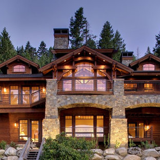 Idéer för mellanstora rustika bruna hus, med två våningar, blandad fasad, sadeltak och tak i shingel