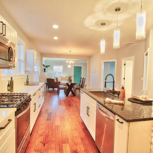 Стильный дизайн: маленькая линейная кухня в стиле современная классика с кладовкой, одинарной раковиной, фасадами в стиле шейкер, белыми фасадами, столешницей из кварцевого композита, бежевым фартуком, фартуком из керамогранитной плитки, техникой из нержавеющей стали, паркетным полом среднего тона, островом и коричневым полом - последний тренд