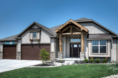 Example of a mountain style home design design in Kansas City