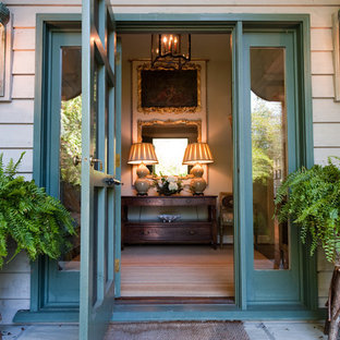 Idee per un ingresso o corridoio chic con una porta verde