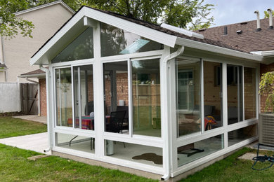 Example of a sunroom design in Chicago