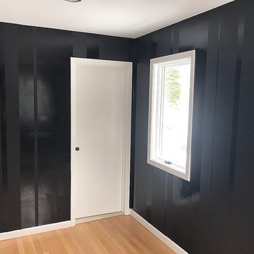 Black walls with high gloss stripes!