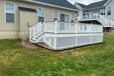 Example of a mid-sized backyard ground level deck design in Philadelphia