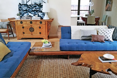 Example of a mid-century modern home design design in Dallas