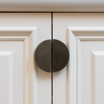 Traditional Lay-On Panelled with Large Mouldings Shaker Kitchen
