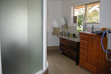 Diseño de cuarto de baño contemporáneo con lavabo integrado, ducha abierta, paredes blancas y suelo de madera pintada