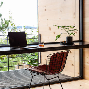 Diseño de estudio madera y madera, rural, pequeño, madera, con suelo de madera clara, escritorio empotrado y madera