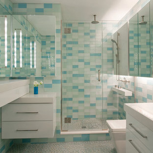 Idee per una stanza da bagno padronale moderna di medie dimensioni con ante lisce, ante bianche, vasca idromassaggio, doccia alcova, piastrelle blu, piastrelle di vetro, top in quarzo composito e porta doccia a battente