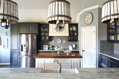 Example of a farmhouse kitchen design in Dallas