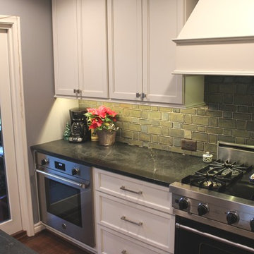 Starmark Kitchen in Maple Stratford Macadamia w/ Nickel Glaze