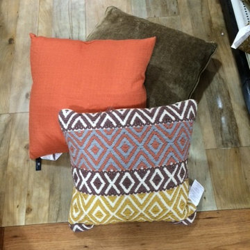 Accents Pillow Ideas for a difficult colored Sofa