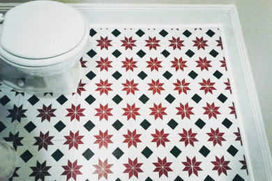 Imagen de cuarto de baño de estilo de casa de campo con sanitario de una pieza, suelo laminado, aseo y ducha y suelo rojo
