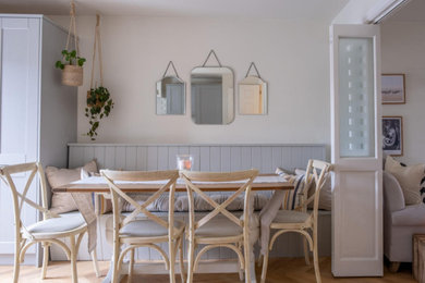 Modelo de comedor escandinavo pequeño con con oficina, paredes blancas y suelo vinílico