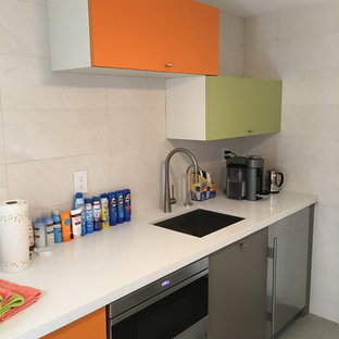 マイアミの中サイズのコンテンポラリースタイルのおしゃれなウェットバー (アンダーカウンターシンク、フラットパネル扉のキャビネット、オレンジのキャビネット、クオーツストーンカウンター、白いキッチンパネル、セラミックタイルのキッチンパネル、磁器タイルの床、白いキッチンカウンター) の写真