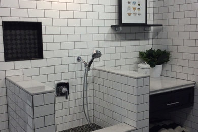 Diseño de cuarto de baño principal, único y a medida moderno de tamaño medio con armarios abiertos, puertas de armario blancas, combinación de ducha y bañera, baldosas y/o azulejos blancos, encimera de azulejos y encimeras blancas