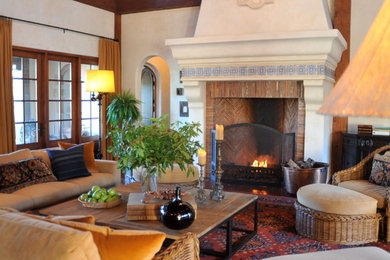 Example of a classic family room design in San Francisco