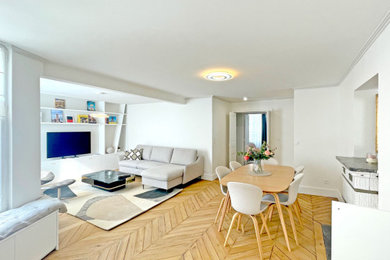 Idées déco pour un grand salon beige et blanc classique ouvert et haussmannien avec une bibliothèque ou un coin lecture, un mur blanc, parquet clair, un téléviseur indépendant et un sol beige.