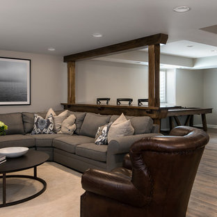 デトロイトの中サイズのカントリー風おしゃれな地下室 (半地下 (窓あり) 、クッションフロア、横長型暖炉、茶色い床、ベージュの壁、コンクリートの暖炉まわり) の写真