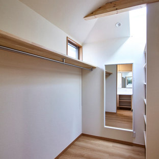 Idee per una cabina armadio unisex contemporanea di medie dimensioni con nessun'anta, ante in legno scuro, pavimento in compensato, pavimento marrone e soffitto in carta da parati