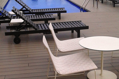Modelo de piscina moderna rectangular en azotea con entablado