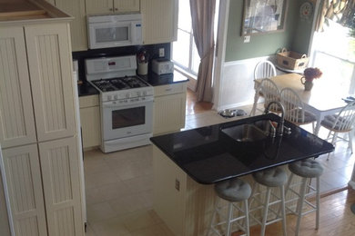 Kitchen - traditional kitchen idea in New York