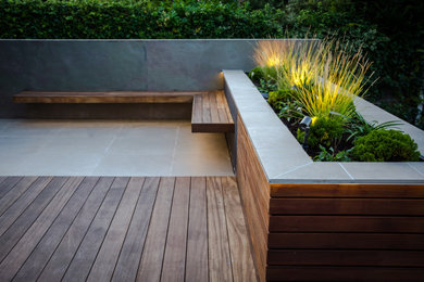 Idées déco pour un grand jardin surélevé arrière contemporain avec une exposition partiellement ombragée et une terrasse en bois.