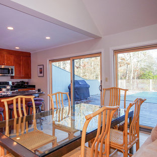 Идея дизайна: большая гостиная-столовая в современном стиле с бежевыми стенами, паркетным полом среднего тона и коричневым полом без камина