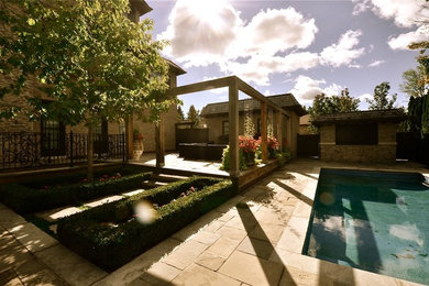 Esempio di una piscina mediterranea rettangolare di medie dimensioni e dietro casa con pavimentazioni in pietra naturale e una dépendance a bordo piscina