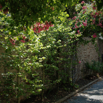 allée du jardin et tonnelles de fleurs