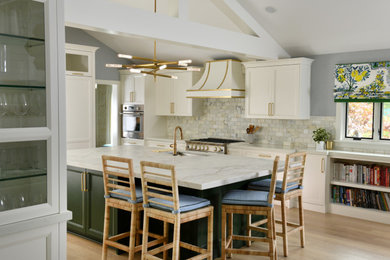 他の地域にあるトランジショナルスタイルのおしゃれなキッチン (アンダーカウンターシンク、フラットパネル扉のキャビネット、白いキャビネット、大理石カウンター、白いキッチンパネル、大理石のキッチンパネル、パネルと同色の調理設備、淡色無垢フローリング、茶色い床、白いキッチンカウンター、表し梁) の写真