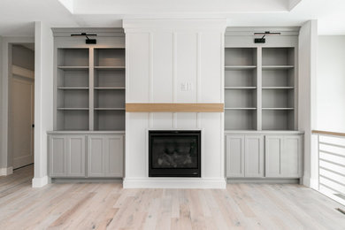 Cottage home design photo in Cedar Rapids
