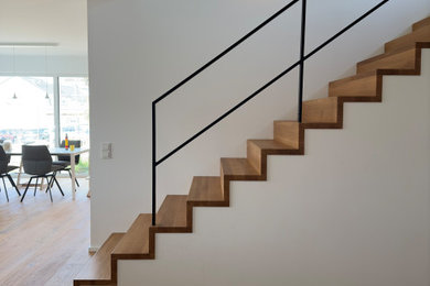 Moderne Holztreppe mit Holz-Setzstufen und Stahlgeländer in Stuttgart
