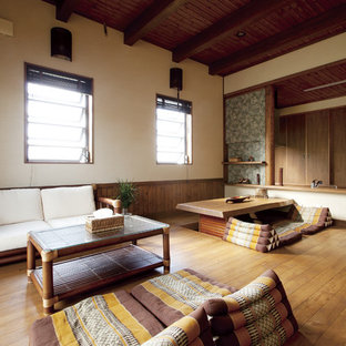 Неиссякаемый источник вдохновения для домашнего уюта: гостиная-столовая в восточном стиле с белыми стенами, паркетным полом среднего тона и коричневым полом