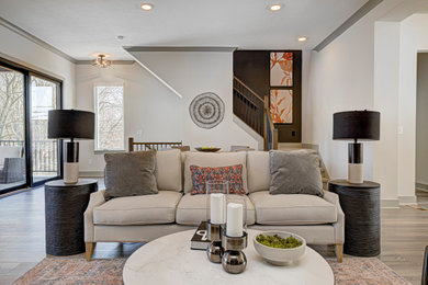 Mittelgroßes, Repräsentatives, Offenes Modernes Wohnzimmer mit weißer Wandfarbe, braunem Holzboden und braunem Boden in Indianapolis
