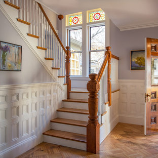 Foto på en mellanstor vintage hall, med mellanmörkt trägolv och lila väggar