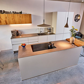 Moderne Inselküche in matt Kristallgrau und Balkeneiche mit RVS Arbeitsplatte